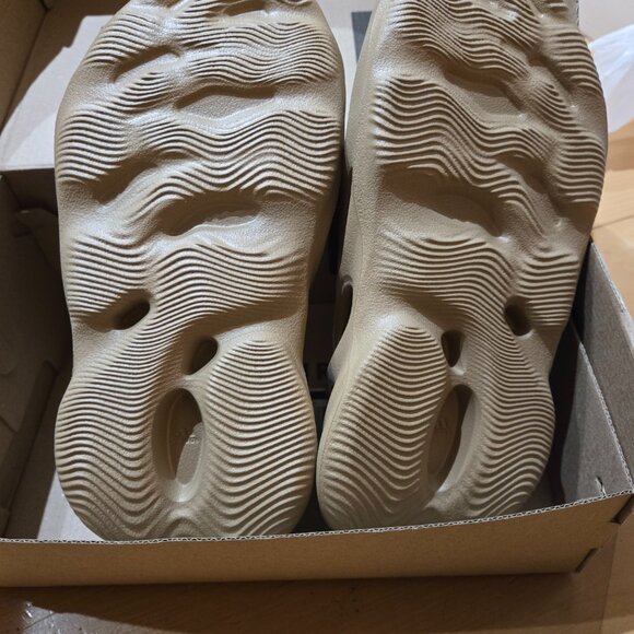 Adidas Yeezy Foam Runner 'Stone Taupe' 5 - Picture 3 of 4